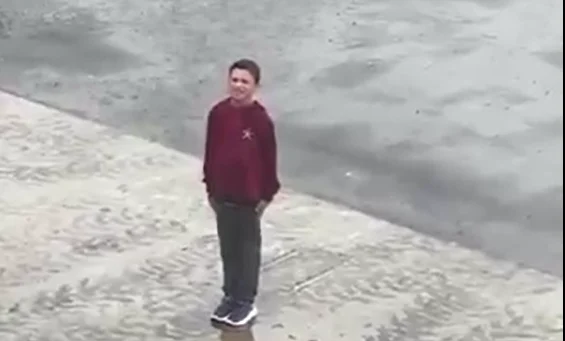 Sağanak altında İstiklal Marşı'nı okudu