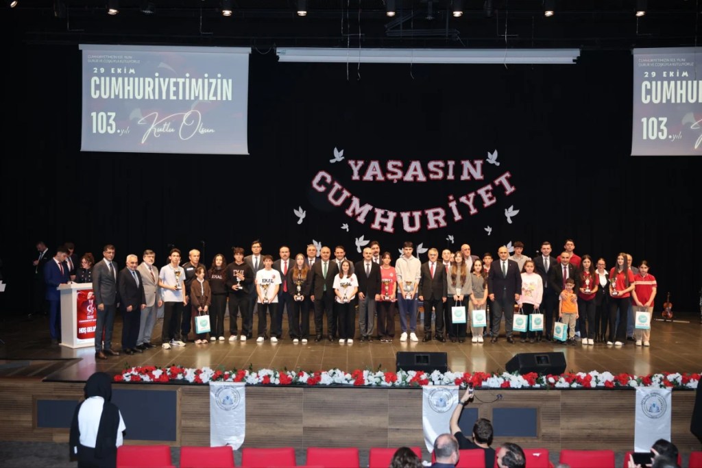 Çayırova'da Cumhuriyet Bayramı Coşkusu Yaşandı