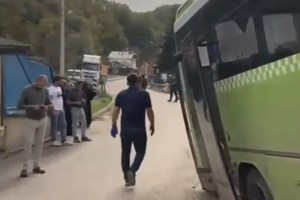 Halk otobüsü yoldan çıktı 12 kişi yaralandı!