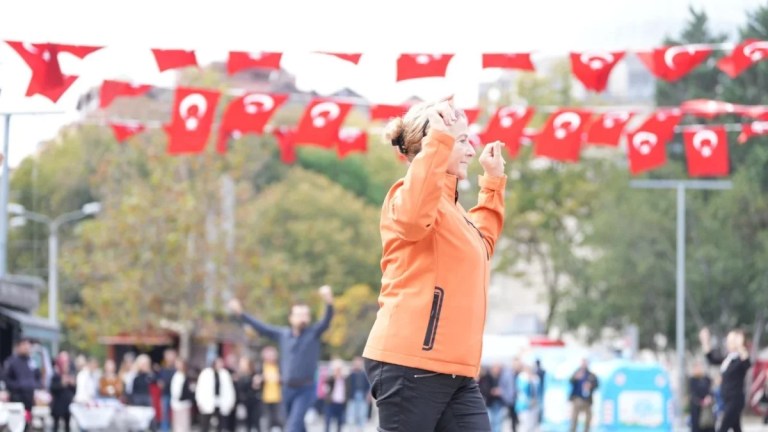 İzmit’te 41 kişi zeybek oynadı