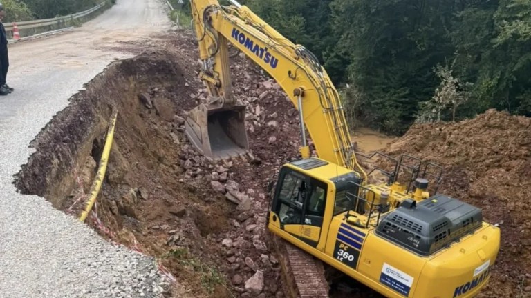 Kandıra’da heyelan sonrası yol onarımı sürüyor