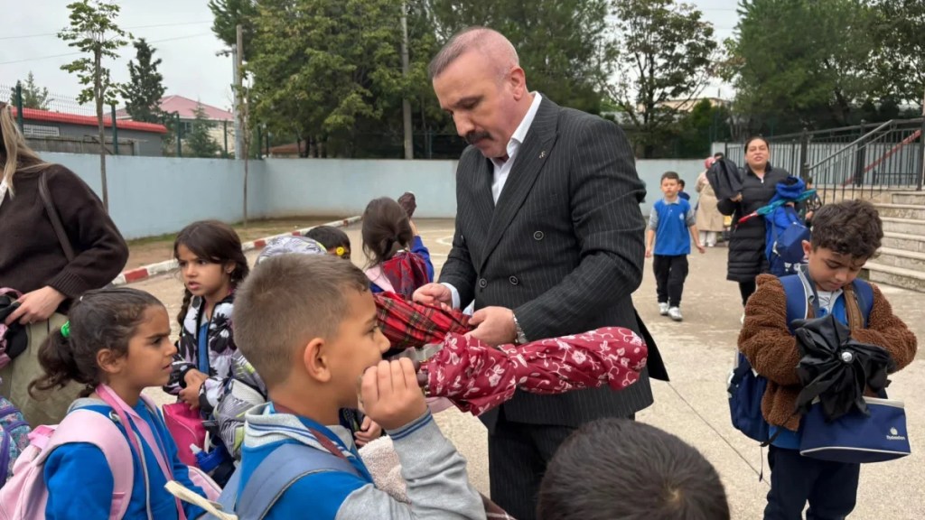 MHP Dilovası minik öğrencilere şemsiye dağıttı