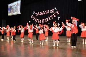 Miniklerin Cumhuriyet coşkusu alkış topladı
