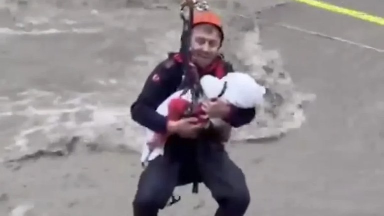 Sapanca’da minik bebek uykusunda kurtarıldı!