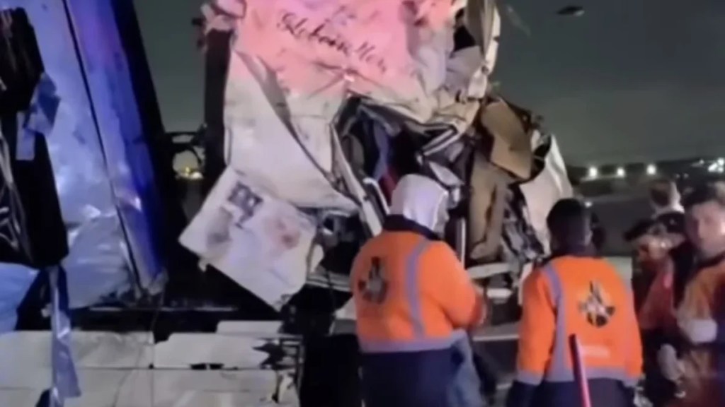 TEM Otoyolu’nda karşı şeride geçen TIR devrildi!