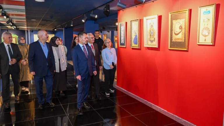 Vali Aktaş geleneksel sanatlar sergisini gezdi