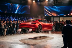 Uçabilen yeni Tesla Roadster tanıtıldı